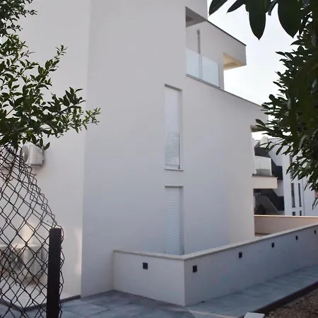 24 C Apartment *