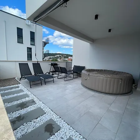 24 C Apartment *